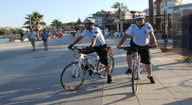 Bisikletli polisler Didim plajlarını koruyor