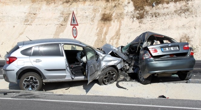 Trafik kazası; 1 ölü 2 yaralı