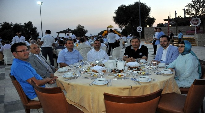 Adü Aydın protokolünü iftarda ağırladı