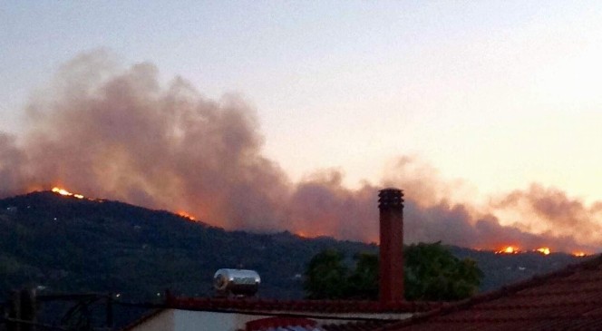 Samos Adası'ndan yükselen alevler Kuşadası'ndan görüldü