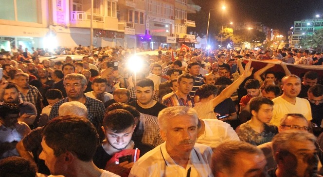 Aydın'da halk sokağı terk etmiyor