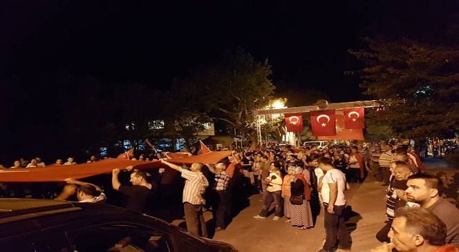 Kuyucak halkı demokrasiye sahip çıkıyor