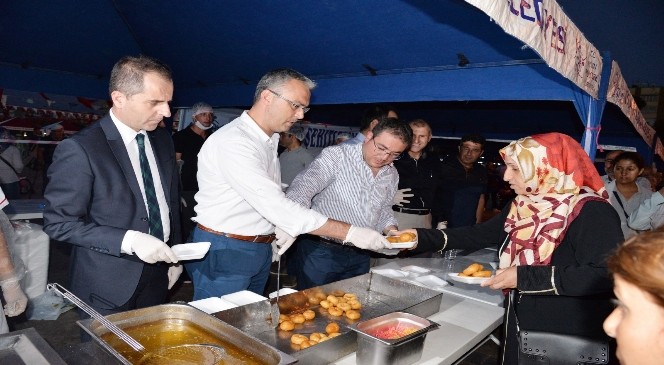 Aydın Büyükşehir Belediyesi, demokrasi şehitleri için lokma döktürdü