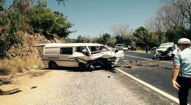 Kuşadası’nda trafik kazası, 2 ölü 3’ü ağır 7 yaralı