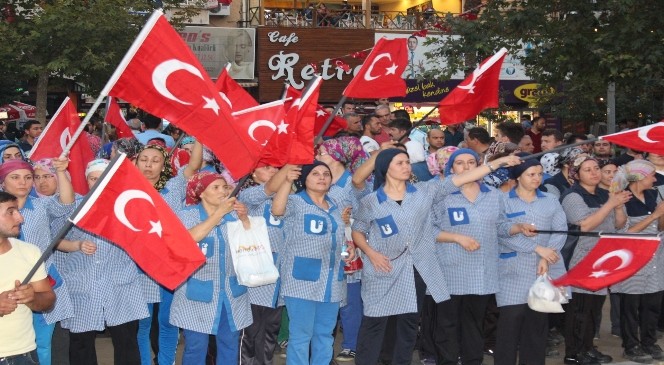 Nazilli’de demokrasi nöbeti devam ediyor