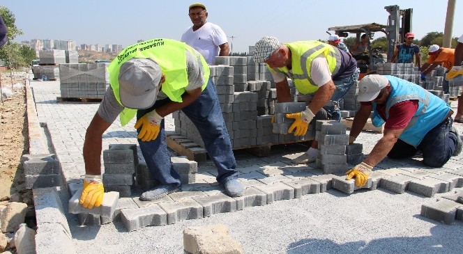 Kuşadası’nda yol yapım çalışmaları devam ediyor