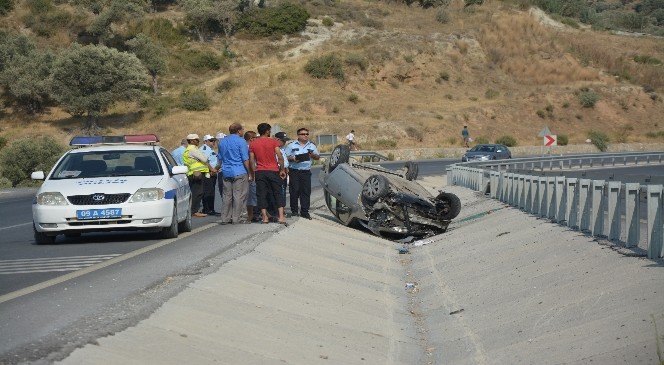 Söke’de otomobil bariyerlere çarpıp takla attı: 3 Yaralı