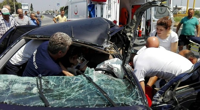 Söke’de otomobil park halindeki kamyona çarptı: 3 yaralı