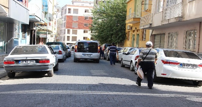 Hatalı parklar yayalara zor anlar yaşatıyor