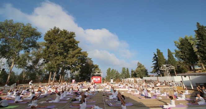 1. Dünya Yoga Koreografi Şampiyonası Kuşadası’nda düzenlendi