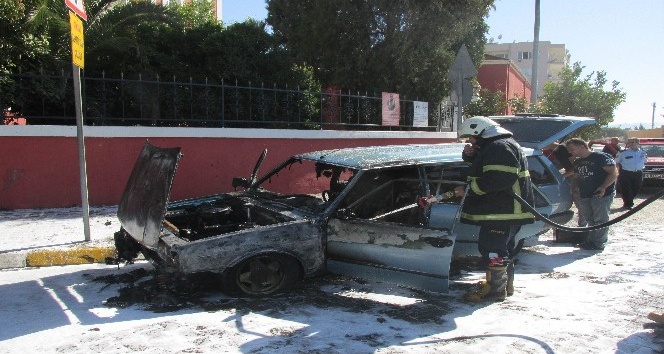 Yakıt borusu çatlayan otomobil, benzinlikten çıktıktan 100 metre sonra yandı
