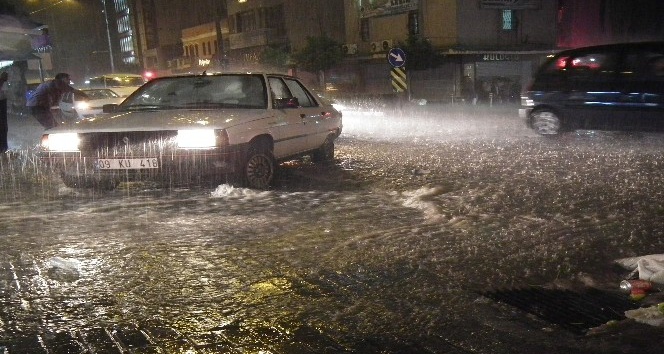 Sağanak yağış trafiği durdurdu