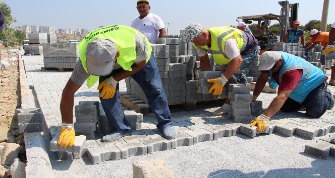 Kuşadası Belediyesi yol çalışmaları devam ediyor