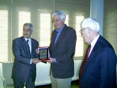 Kayhan Ailesi'ne plaket
