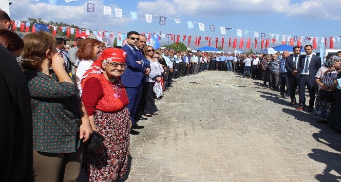 Başkanın elini sıkabilmek için uzun kuyruk oluşturdular