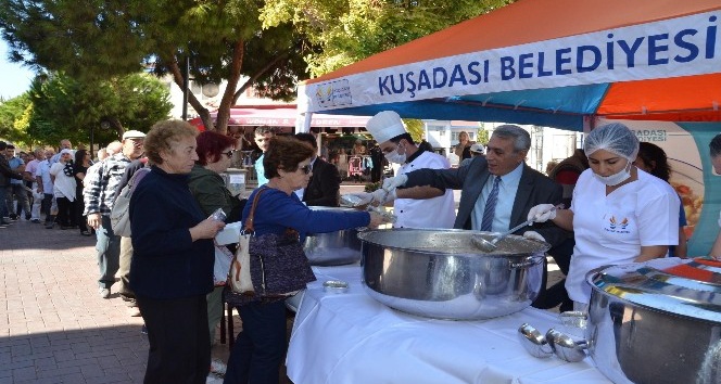 Kuşadası Belediyesi’nden aşure ikramı