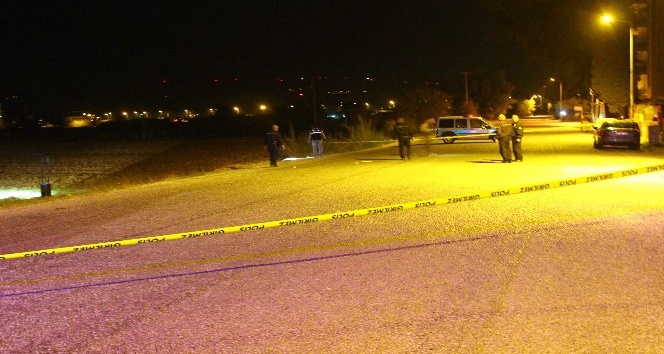 Polis gece yarsı, yeni sürülmüş bamya tarlasında delil aradı