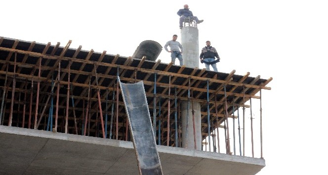 Paralarını alamayan işçiler inşaatı söktü