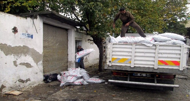 Çalıştıkları yerden ihtiyaç sahiplerine dağıtılacak 7 ton kömürü çaldılar