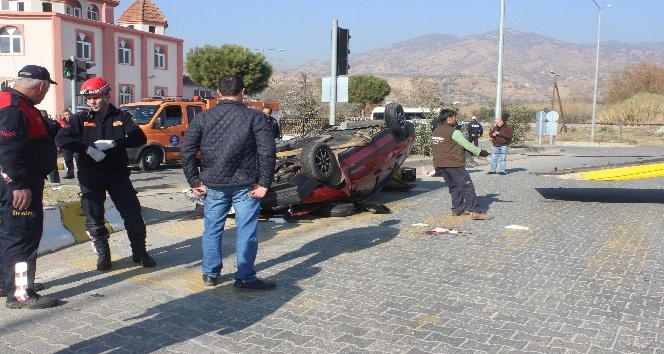 Kırmızı Işık İhlali Sonucu Meydana Gelen Kaza Saniye Saniye Kaydedildi