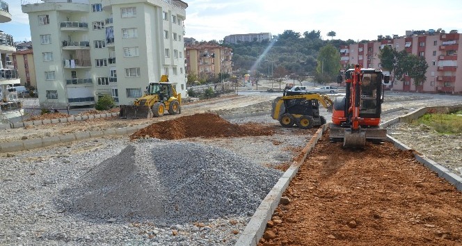 Kuşadası’nda yol ve kaldırım çalışmaları sürüyor