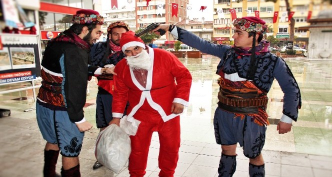 Noel Baba’nın başına silah dayadılar