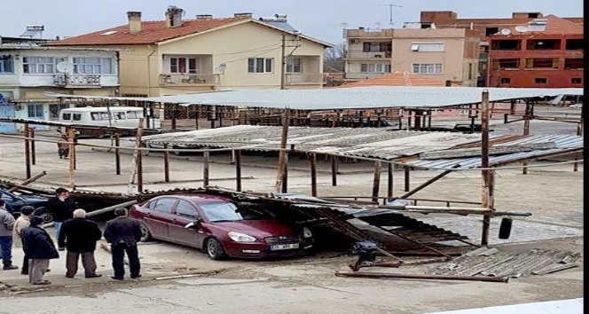 Söke’de fırtına pazaryerinin çatısını uçurdu