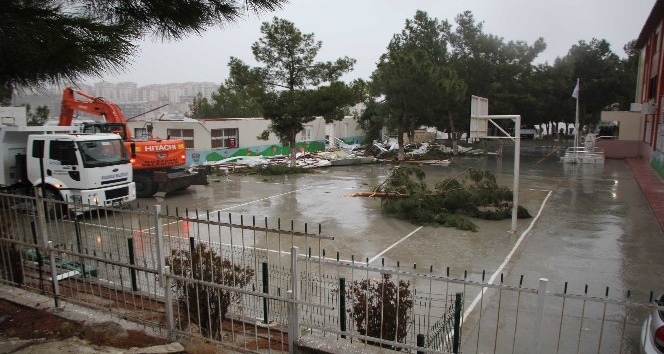 Kuşadası’nda okulun çatısı uçtu, 1 çocuk hafif yaralandı