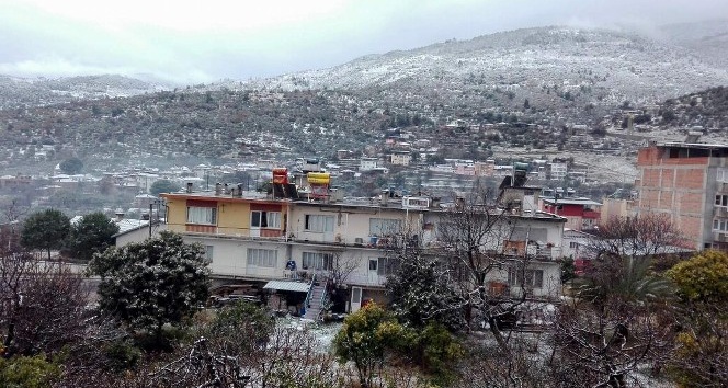 Bozdoğan’da kar 20 köyle ulaşımı kopardı