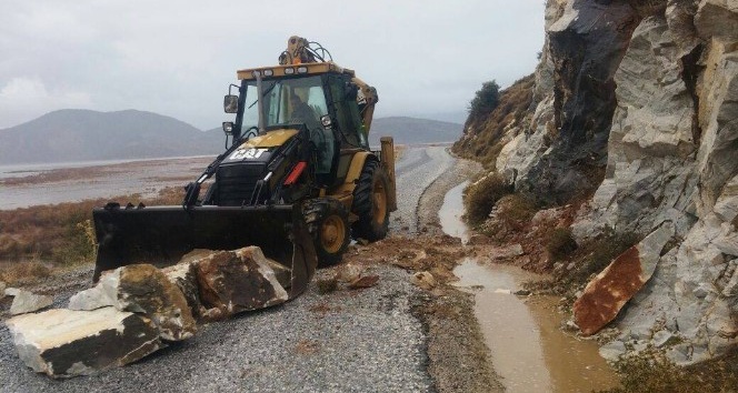 Serçin Kışlak yoluna dev kayalar yuvarlandı