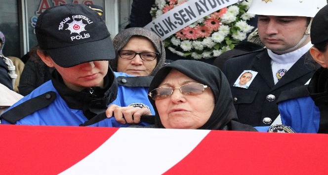 Şehit oğlunu polis üniformasıyla uğurladı