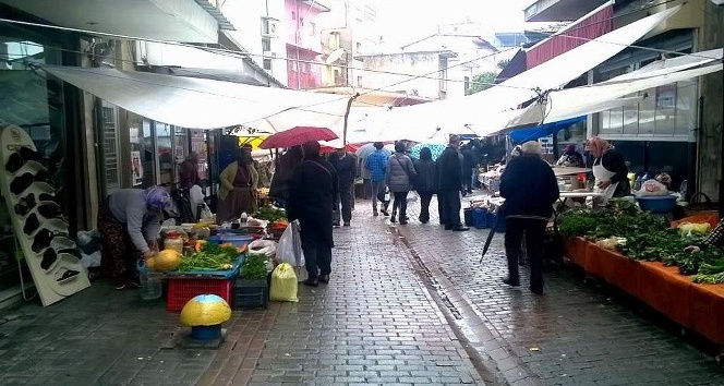 Aydın’da yağış pazarcı esnafına tezgah açtırmadı