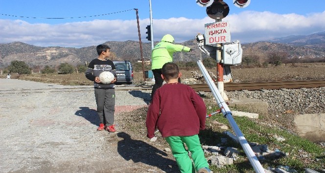 Bariyerler fırtına ve kamyonlara dayanamıyor