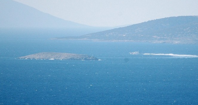 Türk Sahil Güvenlik uçağı Kardak’ın üzerinde alçak uçuş gerçekleştirdi