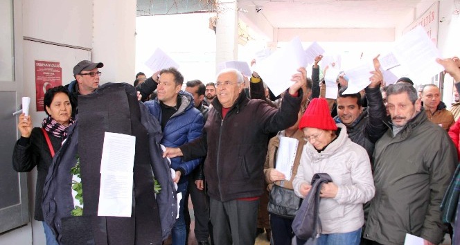 Kuşadası’nda vatandaşlardan elektrik faturalarına tepki