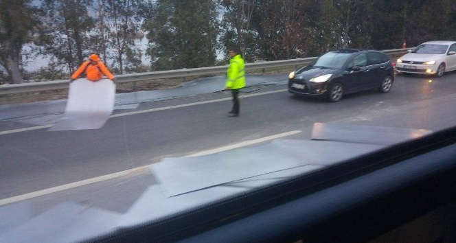 Devrilen Kamyondan Otoyla Adeta Sac Tabakası Yağdı