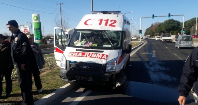 Ambulans minibüsle çarpıştı: 1’i ağır 5 yaralı