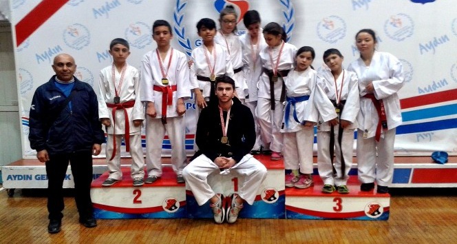 Sökeli karateciler Aydın’dan 9 madalyayla döndü