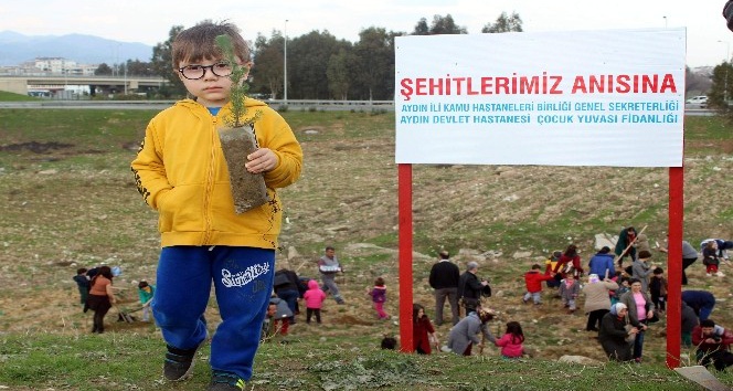 Minik eller fidanları şehitler için toprakla buluşturdu