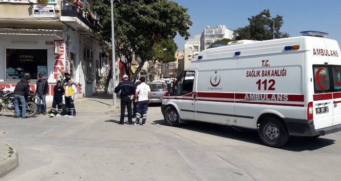 Ambulans çarptığı sürücüye müdahale etti