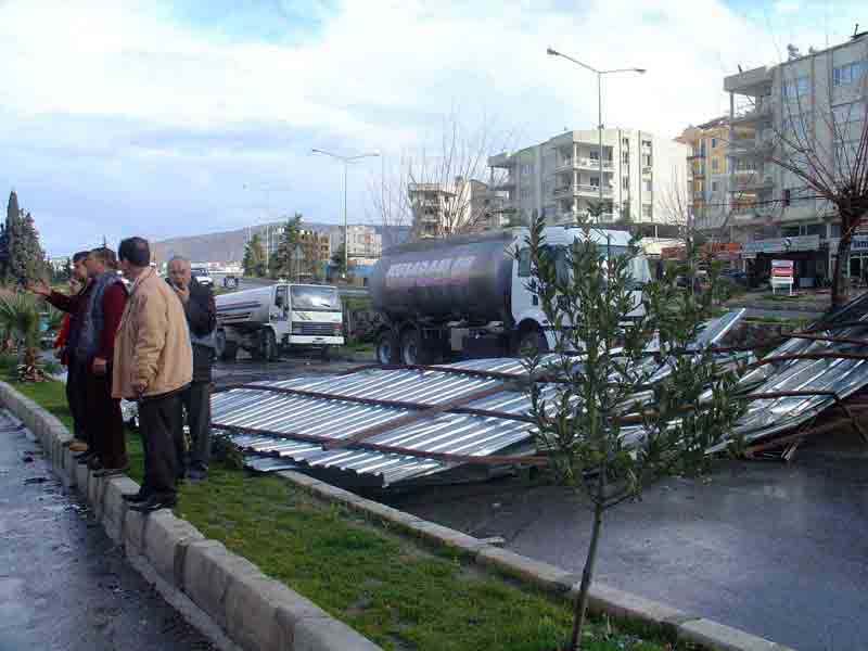 Etkili fırtına nedeniyle denize açılmak yasaklandı