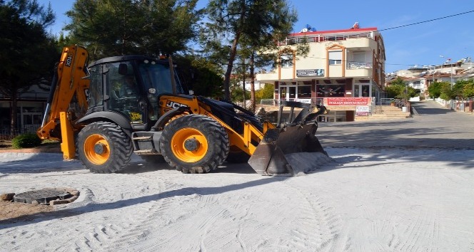 Didim’de yaz sezonu öncesi kaldırım çalışması