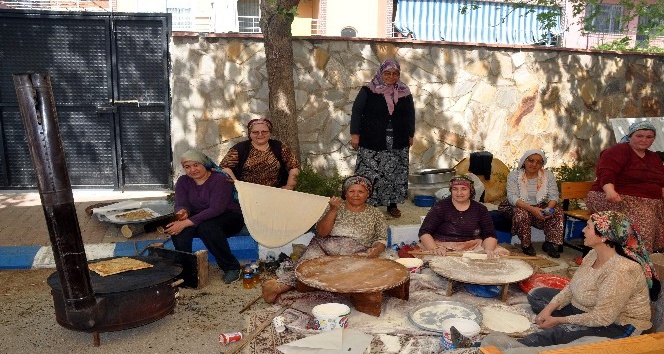 Okulun ihtiyaçları için 7 bin gözleme sattılar