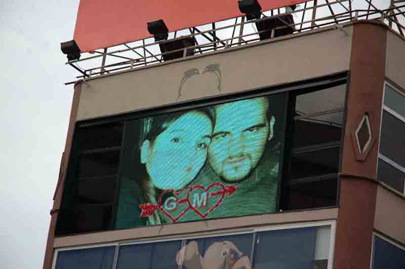 Dev ekranda evlenme teklifi