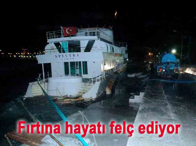 Fırtına hayatı felç etti