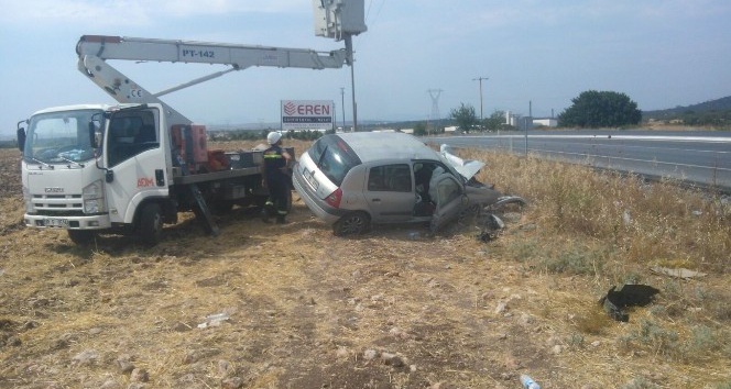 Otomobil elektrik direğine çarptı: 2 yaralı