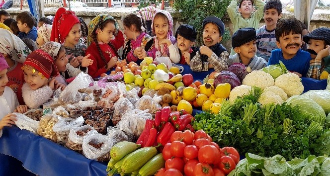 Öğrenciler okullarına destek için pazarcı oldu