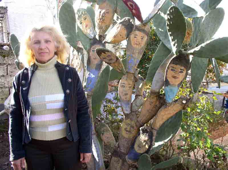 Kaktüsleri tuval olarak kullanan ressam,
