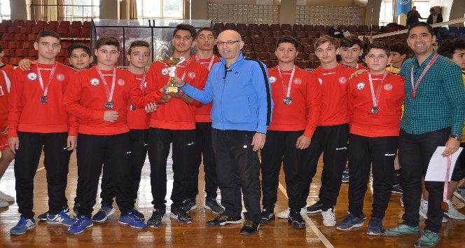 Genç erkeklerin şampiyonu İncirliova Spor Lisesi