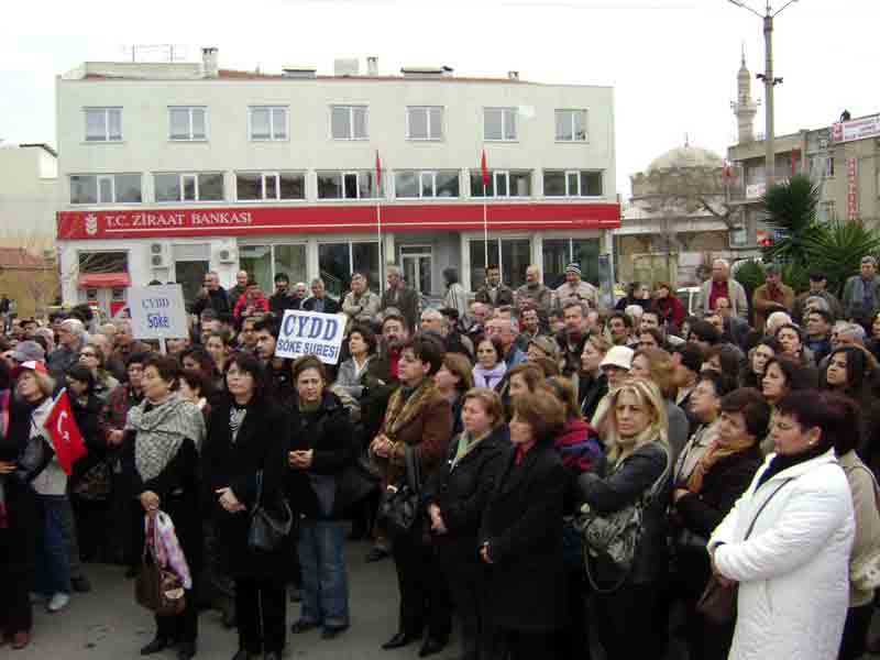 Türbana tepki devam ediyor